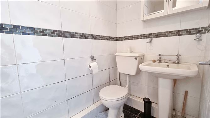 https://photos-a.propertyimages.ie/media/7/6/6/4957667/f5738f4a-1438-44ad-aa0f-d676875bbf04_l.jpeg