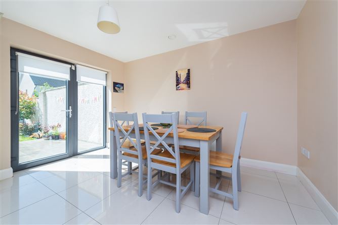 https://photos-a.propertyimages.ie/media/7/6/7/4937767/84848614-96ca-437b-b17d-063b9706d774_l.jpg