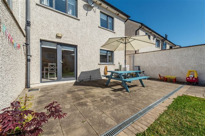 https://photos-a.propertyimages.ie/media/7/6/7/4937767/84848614-96ca-437b-b17d-063b9706d774_l.jpg