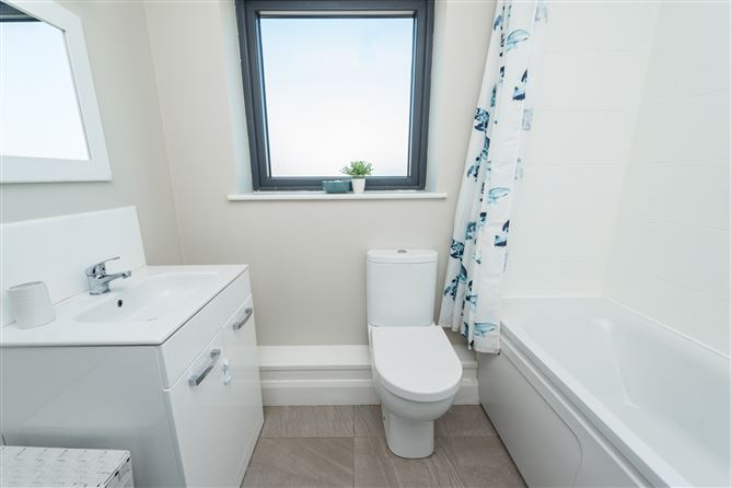 https://photos-a.propertyimages.ie/media/7/6/7/4937767/84848614-96ca-437b-b17d-063b9706d774_l.jpg