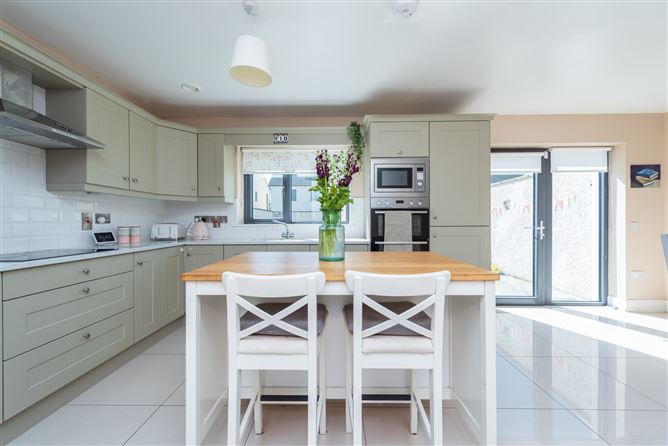 https://photos-a.propertyimages.ie/media/7/6/7/4937767/84848614-96ca-437b-b17d-063b9706d774_l.jpg
