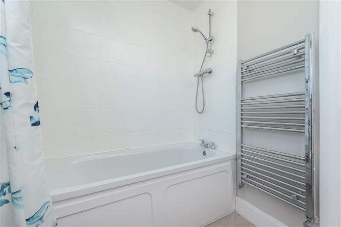 https://photos-a.propertyimages.ie/media/7/6/7/4937767/84848614-96ca-437b-b17d-063b9706d774_l.jpg