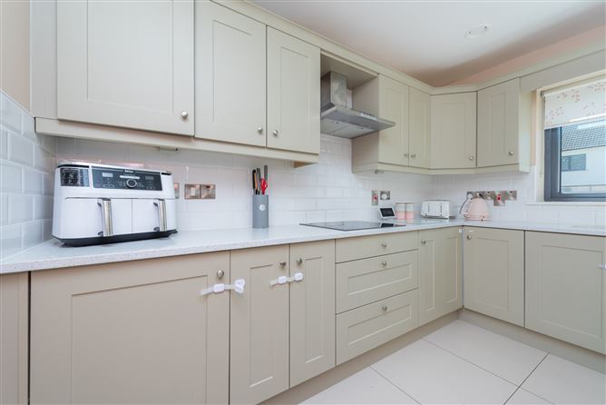 https://photos-a.propertyimages.ie/media/7/6/7/4937767/84848614-96ca-437b-b17d-063b9706d774_l.jpg