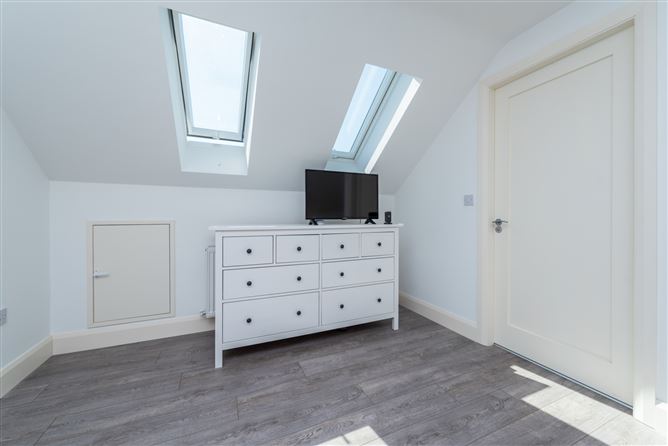 https://photos-a.propertyimages.ie/media/7/6/7/4937767/84848614-96ca-437b-b17d-063b9706d774_l.jpg