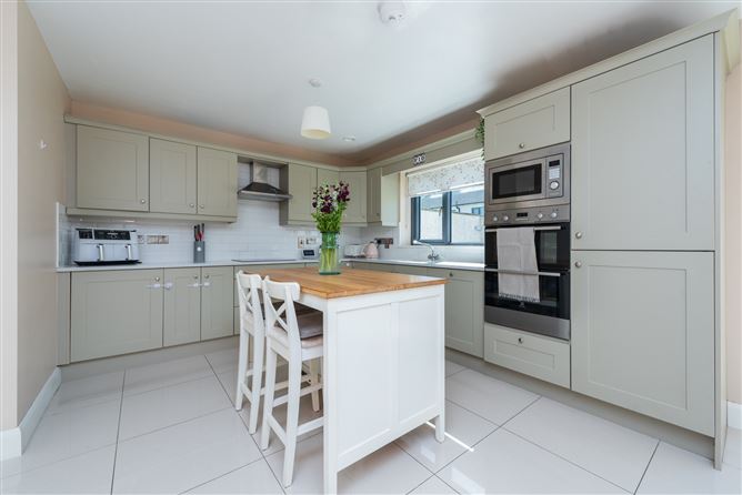 https://photos-a.propertyimages.ie/media/7/6/7/4937767/84848614-96ca-437b-b17d-063b9706d774_l.jpg