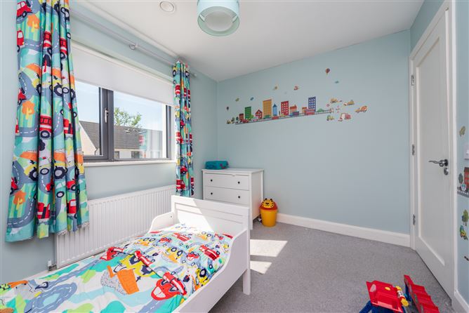 https://photos-a.propertyimages.ie/media/7/6/7/4937767/84848614-96ca-437b-b17d-063b9706d774_l.jpg