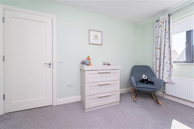 https://photos-a.propertyimages.ie/media/7/6/7/4937767/84848614-96ca-437b-b17d-063b9706d774_l.jpg
