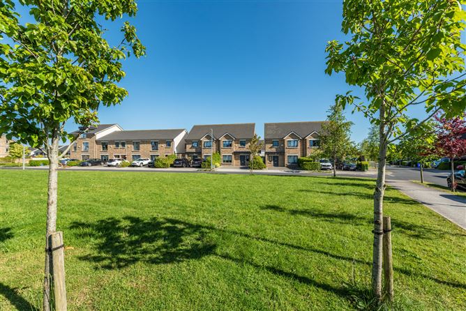 https://photos-a.propertyimages.ie/media/7/6/7/4937767/84848614-96ca-437b-b17d-063b9706d774_l.jpg