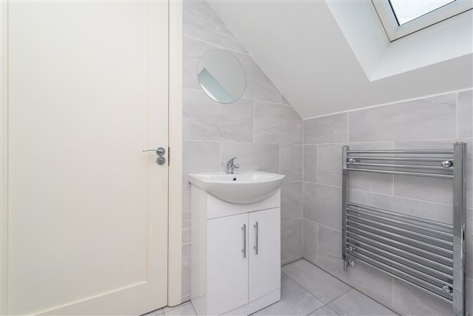 https://photos-a.propertyimages.ie/media/7/6/7/4937767/84848614-96ca-437b-b17d-063b9706d774_l.jpg