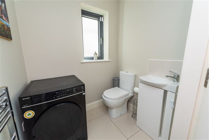 https://photos-a.propertyimages.ie/media/7/6/7/4937767/84848614-96ca-437b-b17d-063b9706d774_l.jpg