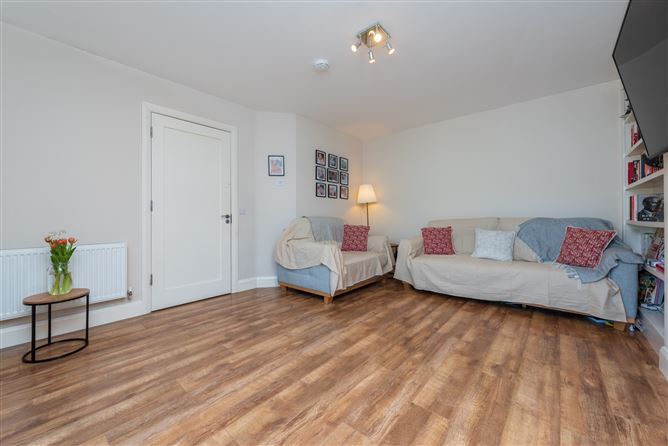 https://photos-a.propertyimages.ie/media/7/6/7/4937767/84848614-96ca-437b-b17d-063b9706d774_l.jpg