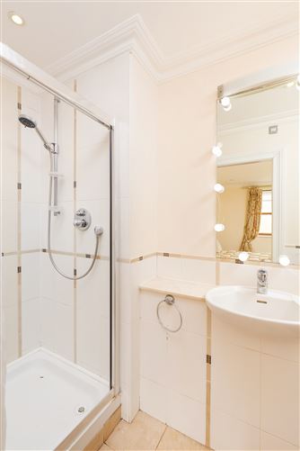 https://photos-a.propertyimages.ie/media/7/6/7/4938767/5e355732-09c7-4619-a583-a434a364e13a_l.jpg