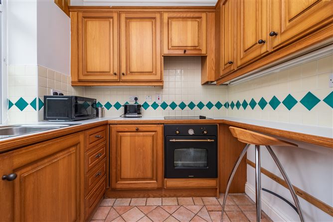 https://photos-a.propertyimages.ie/media/7/6/7/4951767/aae0bf96-e8a3-4a59-93d2-dd5d2d5fa941_l.jpg