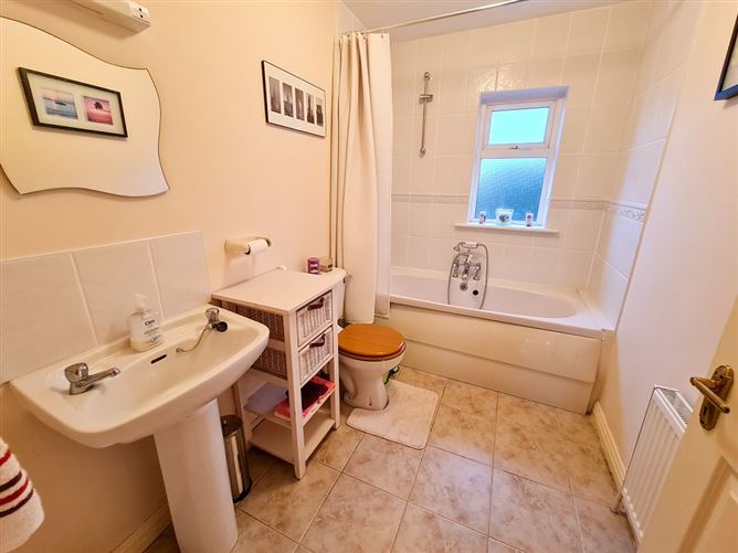 No. 20 Meadow Park, Westport Road , Castlebar, Mayo
