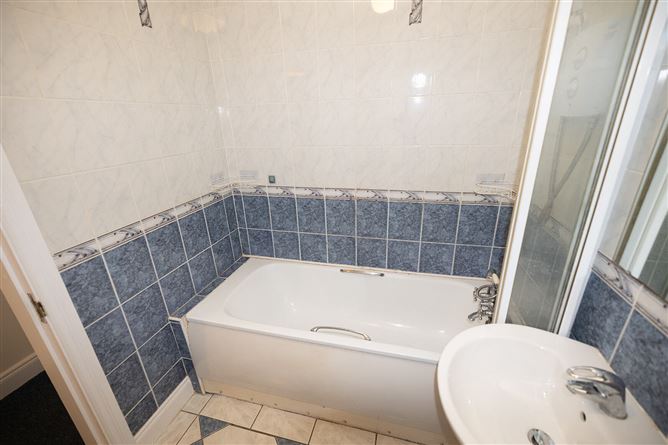 https://photos-a.propertyimages.ie/media/7/6/9/5006967/75f2b7f4-2114-4bd7-b74e-2d6f93cfb61b_l.jpg