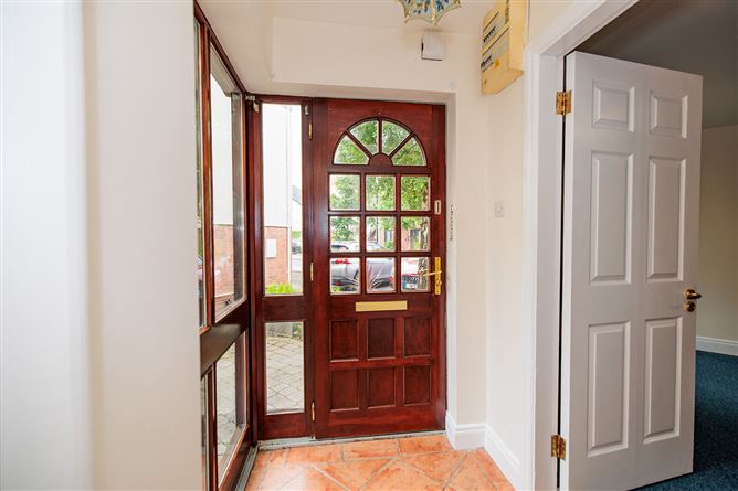 https://photos-a.propertyimages.ie/media/7/6/9/5006967/75f2b7f4-2114-4bd7-b74e-2d6f93cfb61b_l.jpg