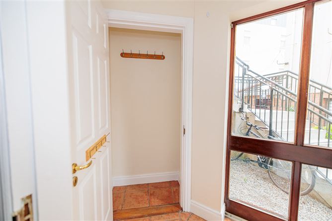 https://photos-a.propertyimages.ie/media/7/6/9/5006967/75f2b7f4-2114-4bd7-b74e-2d6f93cfb61b_l.jpg