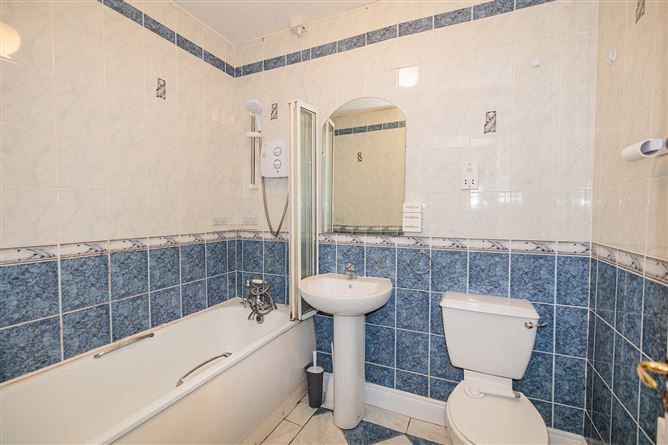 https://photos-a.propertyimages.ie/media/7/6/9/5006967/75f2b7f4-2114-4bd7-b74e-2d6f93cfb61b_l.jpg