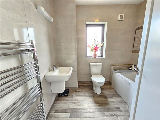 43 Meadow View, Clarecastle, Ennis, Co. Clare