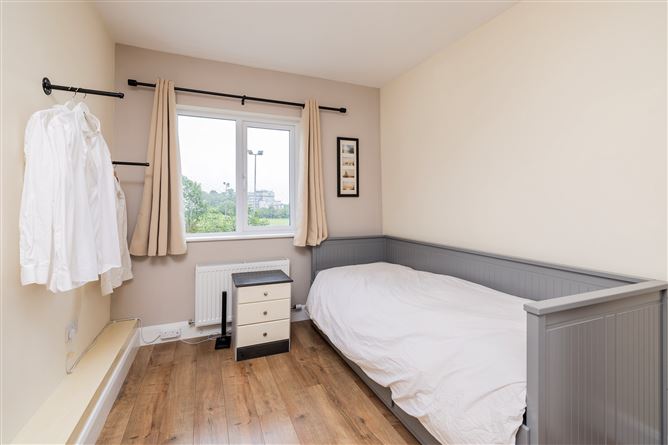 https://photos-a.propertyimages.ie/media/7/7/0/4999077/0a6872c3-e386-485e-8bf7-f3f6ec633862_l.jpg