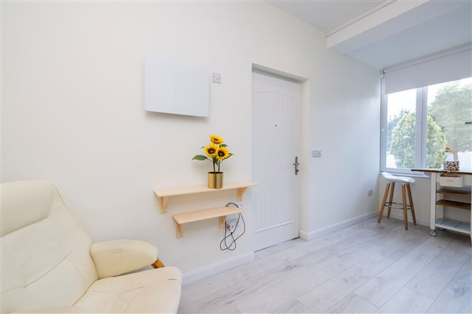 https://photos-a.propertyimages.ie/media/7/7/0/4999077/0a6872c3-e386-485e-8bf7-f3f6ec633862_l.jpg