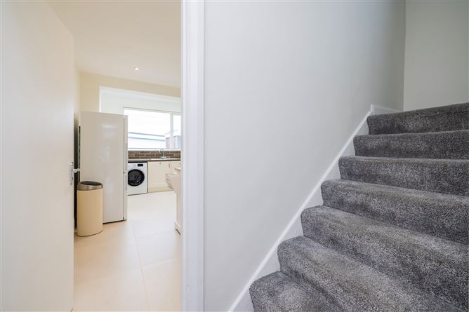 https://photos-a.propertyimages.ie/media/7/7/0/4999077/0a6872c3-e386-485e-8bf7-f3f6ec633862_l.jpg