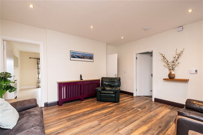 https://photos-a.propertyimages.ie/media/7/7/0/4999077/0a6872c3-e386-485e-8bf7-f3f6ec633862_l.jpg