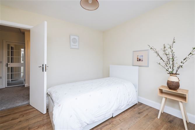 https://photos-a.propertyimages.ie/media/7/7/0/4999077/0a6872c3-e386-485e-8bf7-f3f6ec633862_l.jpg