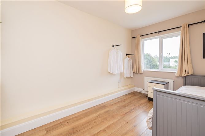 https://photos-a.propertyimages.ie/media/7/7/0/4999077/0a6872c3-e386-485e-8bf7-f3f6ec633862_l.jpg