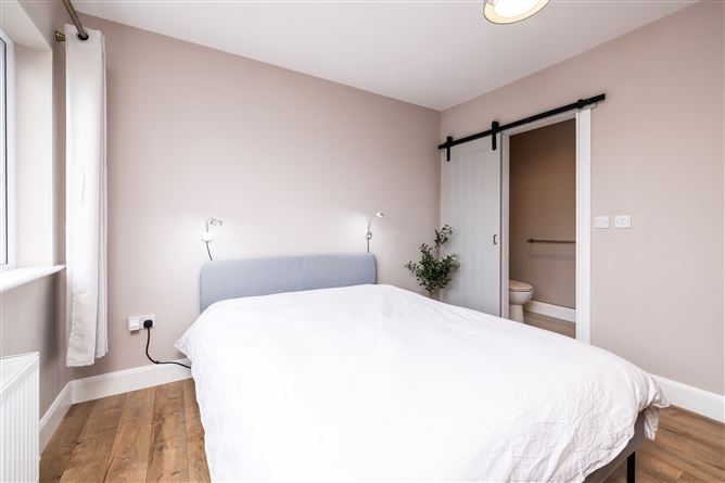 https://photos-a.propertyimages.ie/media/7/7/0/4999077/0a6872c3-e386-485e-8bf7-f3f6ec633862_l.jpg