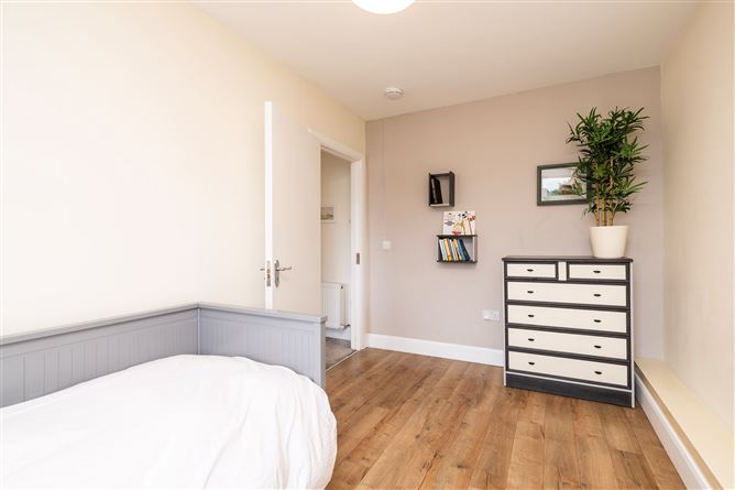 https://photos-a.propertyimages.ie/media/7/7/0/4999077/0a6872c3-e386-485e-8bf7-f3f6ec633862_l.jpg