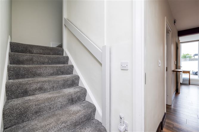 https://photos-a.propertyimages.ie/media/7/7/0/4999077/0a6872c3-e386-485e-8bf7-f3f6ec633862_l.jpg