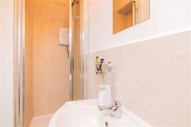 https://photos-a.propertyimages.ie/media/7/7/0/4999077/0a6872c3-e386-485e-8bf7-f3f6ec633862_l.jpg