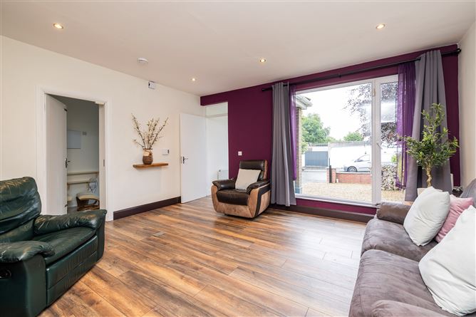 https://photos-a.propertyimages.ie/media/7/7/0/4999077/0a6872c3-e386-485e-8bf7-f3f6ec633862_l.jpg