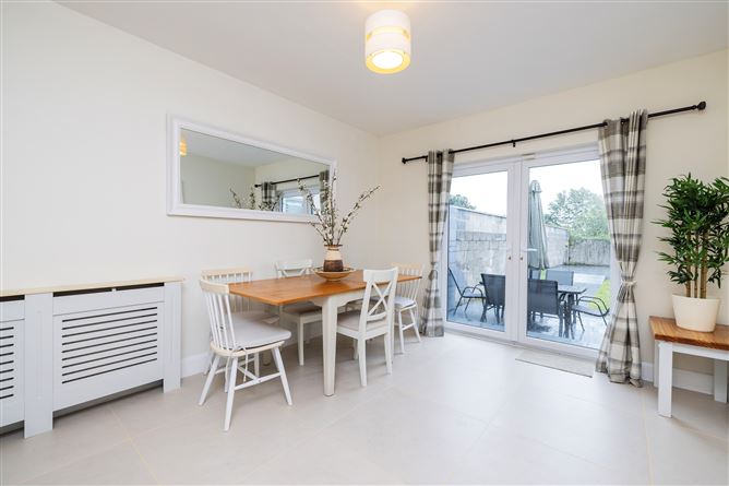 https://photos-a.propertyimages.ie/media/7/7/0/4999077/0a6872c3-e386-485e-8bf7-f3f6ec633862_l.jpg