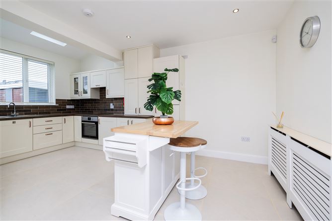 https://photos-a.propertyimages.ie/media/7/7/0/4999077/0a6872c3-e386-485e-8bf7-f3f6ec633862_l.jpg