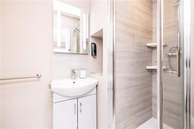 https://photos-a.propertyimages.ie/media/7/7/0/4999077/0a6872c3-e386-485e-8bf7-f3f6ec633862_l.jpg