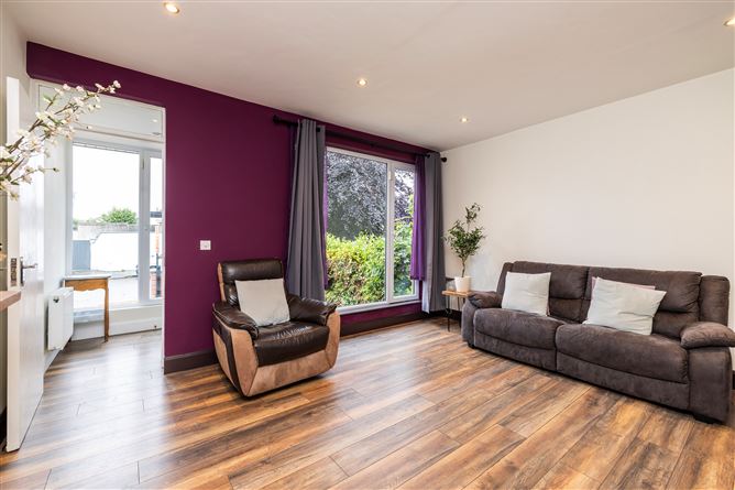 https://photos-a.propertyimages.ie/media/7/7/0/4999077/0a6872c3-e386-485e-8bf7-f3f6ec633862_l.jpg