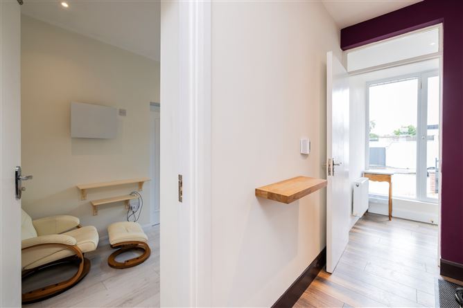 https://photos-a.propertyimages.ie/media/7/7/0/4999077/0a6872c3-e386-485e-8bf7-f3f6ec633862_l.jpg