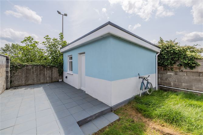 https://photos-a.propertyimages.ie/media/7/7/0/4999077/0a6872c3-e386-485e-8bf7-f3f6ec633862_l.jpg