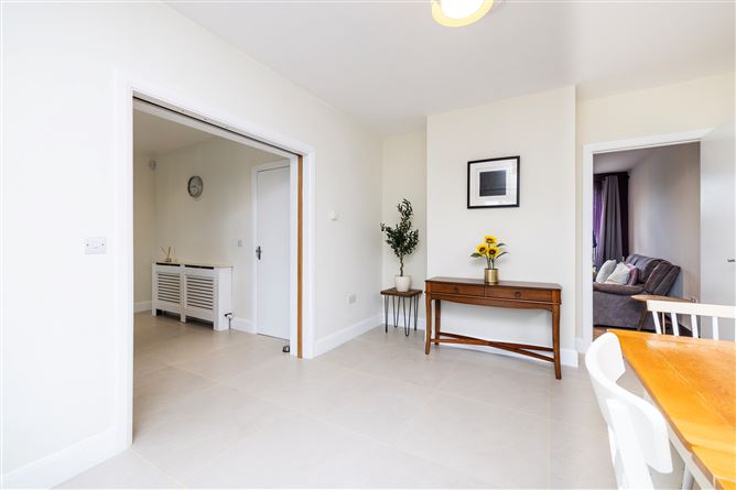 https://photos-a.propertyimages.ie/media/7/7/0/4999077/0a6872c3-e386-485e-8bf7-f3f6ec633862_l.jpg