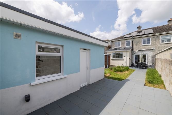 https://photos-a.propertyimages.ie/media/7/7/0/4999077/0a6872c3-e386-485e-8bf7-f3f6ec633862_l.jpg