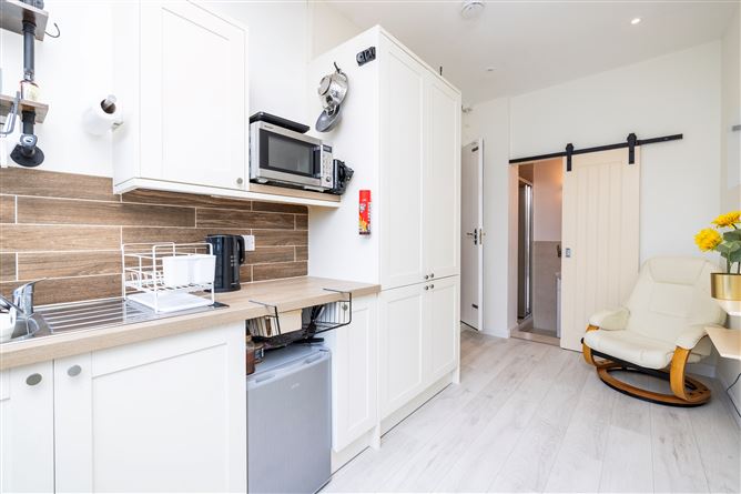 https://photos-a.propertyimages.ie/media/7/7/0/4999077/0a6872c3-e386-485e-8bf7-f3f6ec633862_l.jpg