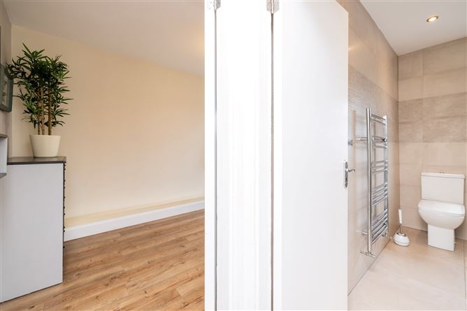 https://photos-a.propertyimages.ie/media/7/7/0/4999077/0a6872c3-e386-485e-8bf7-f3f6ec633862_l.jpg