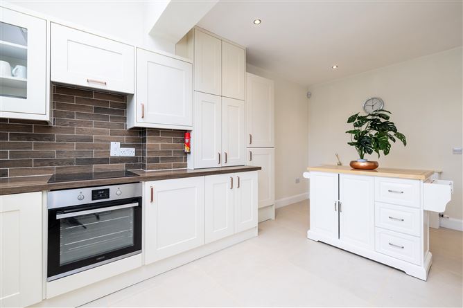 https://photos-a.propertyimages.ie/media/7/7/0/4999077/0a6872c3-e386-485e-8bf7-f3f6ec633862_l.jpg