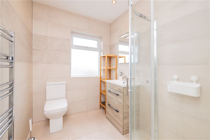 https://photos-a.propertyimages.ie/media/7/7/0/4999077/0a6872c3-e386-485e-8bf7-f3f6ec633862_l.jpg
