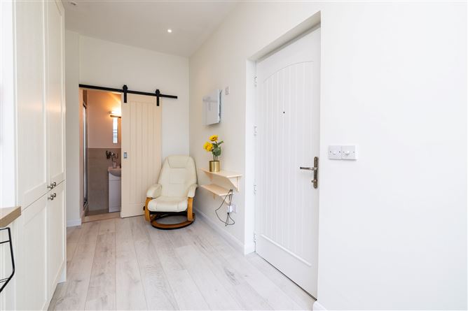 https://photos-a.propertyimages.ie/media/7/7/0/4999077/0a6872c3-e386-485e-8bf7-f3f6ec633862_l.jpg