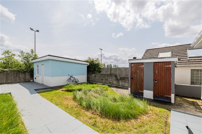 https://photos-a.propertyimages.ie/media/7/7/0/4999077/0a6872c3-e386-485e-8bf7-f3f6ec633862_l.jpg