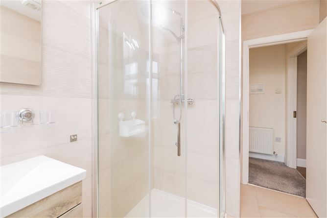 https://photos-a.propertyimages.ie/media/7/7/0/4999077/0a6872c3-e386-485e-8bf7-f3f6ec633862_l.jpg