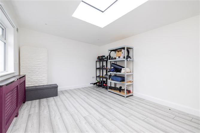 https://photos-a.propertyimages.ie/media/7/7/0/4999077/0a6872c3-e386-485e-8bf7-f3f6ec633862_l.jpg